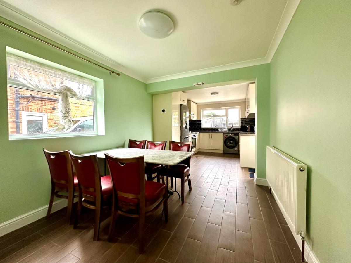 Spacious 3 Double Bedroomed House In Бистер Экстерьер фото